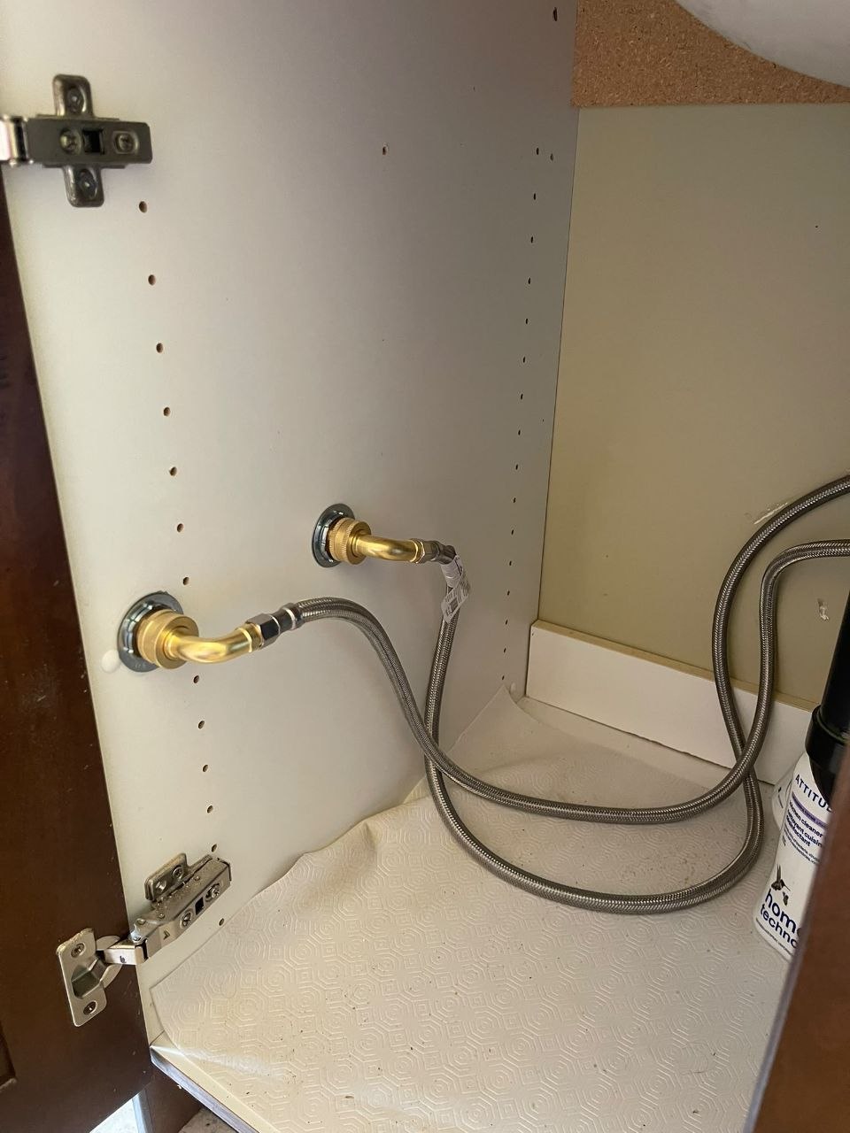 Hot and cold water connections for a bidet mixer valve